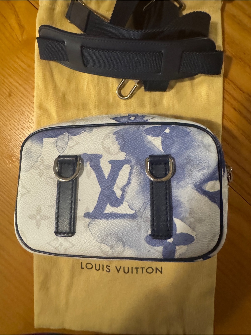 Louis Vuitton Monogram Watercolor Outdoor Pouch with Dustbag - Picture 3 of 11